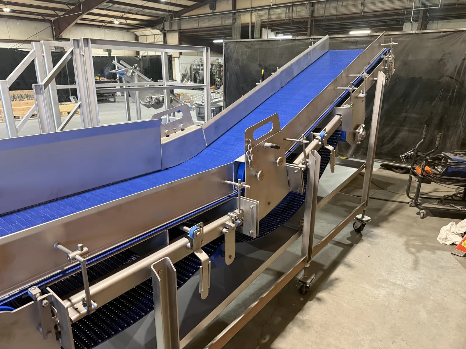 Stainless incline transfer conveyor with horizontal and inclined belt sections